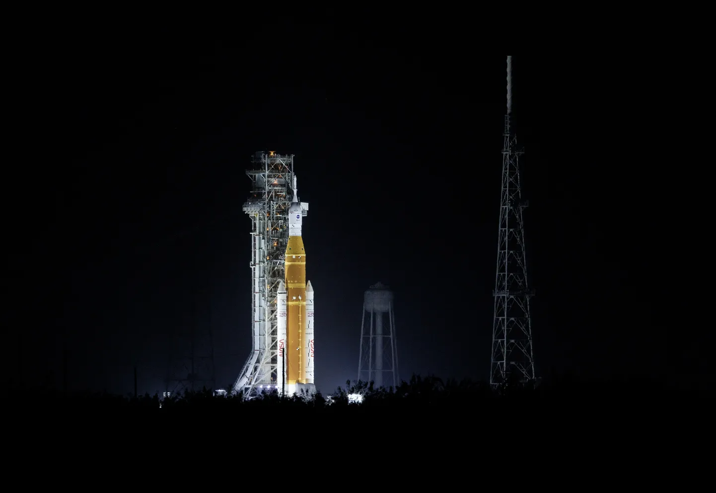 NASA atliek Mēness misijas “Artemis 2” startu