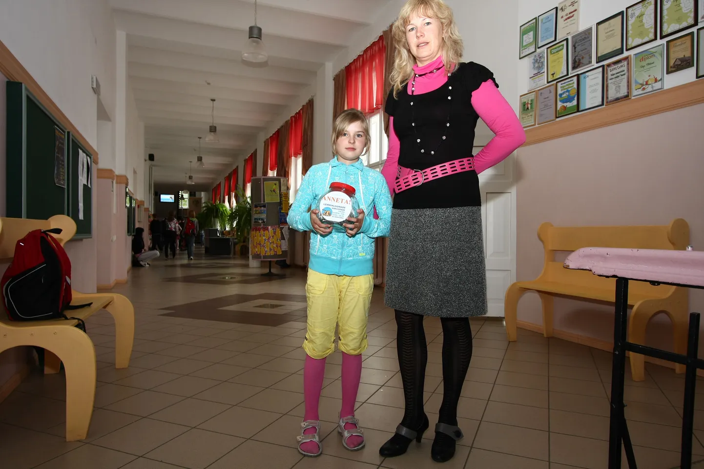 Paremal üks tunnustatu Meeli Uibomägi.