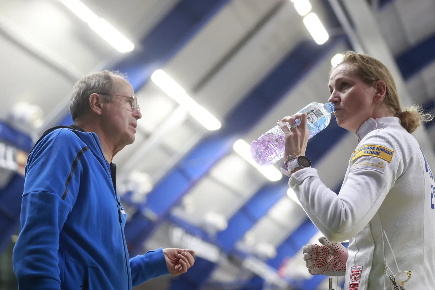 Kristina Kuusk peab nõu treener Peeter Nelisega.