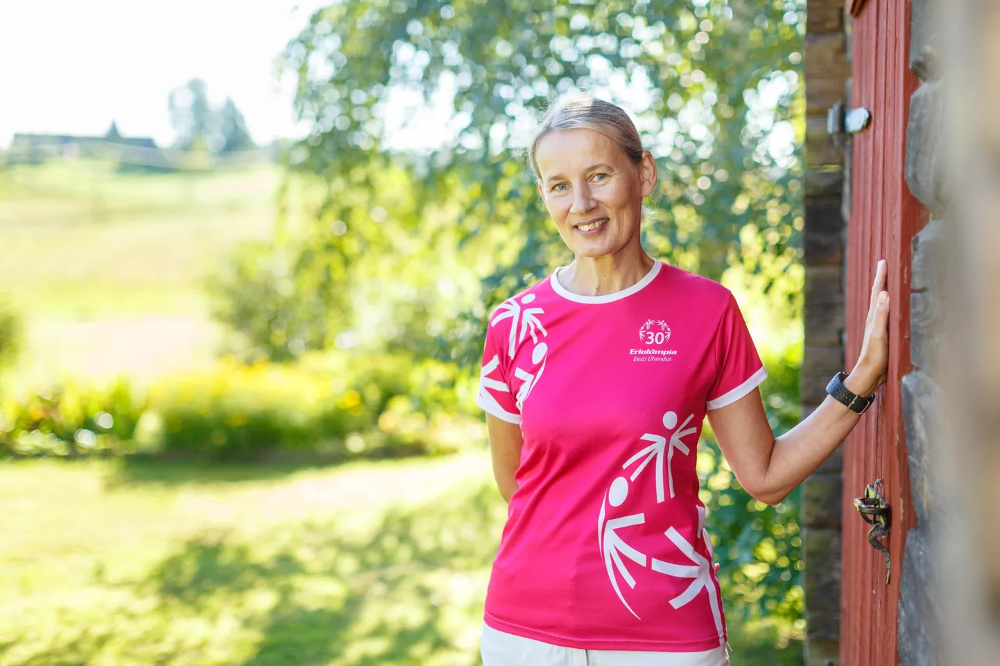 Kõige enam naudib Siret Kruk praeguses elupaigas seda, et saab soovi korral majast välja astuda ja aias rahulikult toimetada.