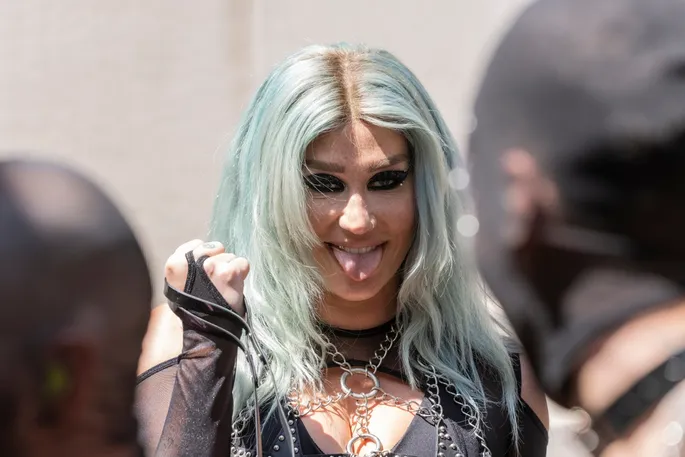 Бассейндегі әйелдердің киім ауыстыратын бөлмесіндегі жасырын камера