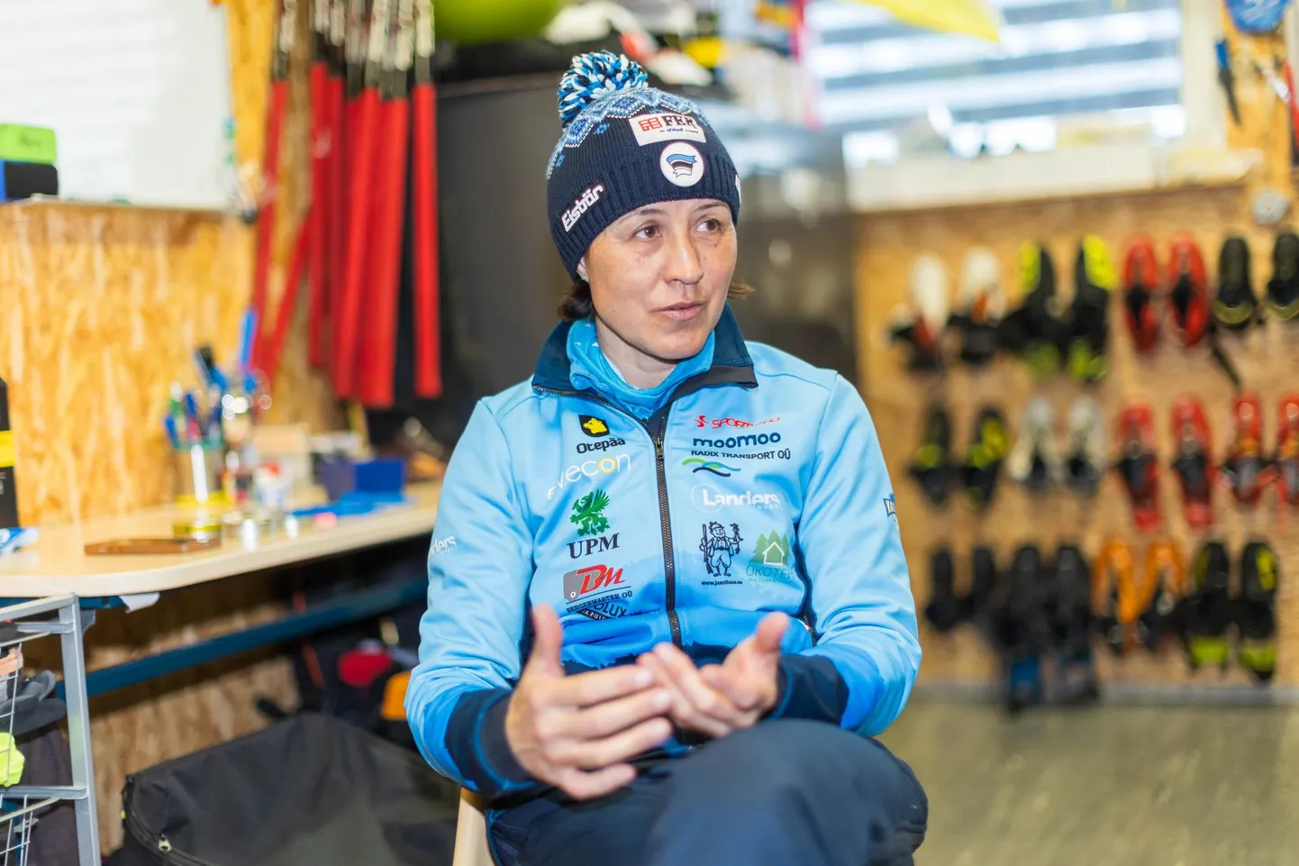 Narvast pärit Jelena alustas sportlasteed hoopis ujujana, tee laskesuusatamise juurde leidis ta tänu isale. Otepääl tegutseva Kagu Biathloni treener on ta aastast 2017.