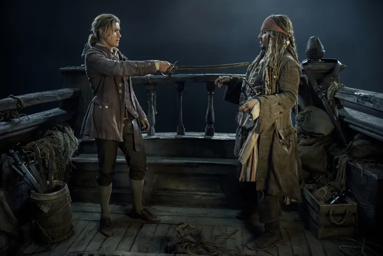 Brenton Thwaites ja Johnny Depp filmis «Pirates of the Caribbean: Dead Men Tell No Tales»