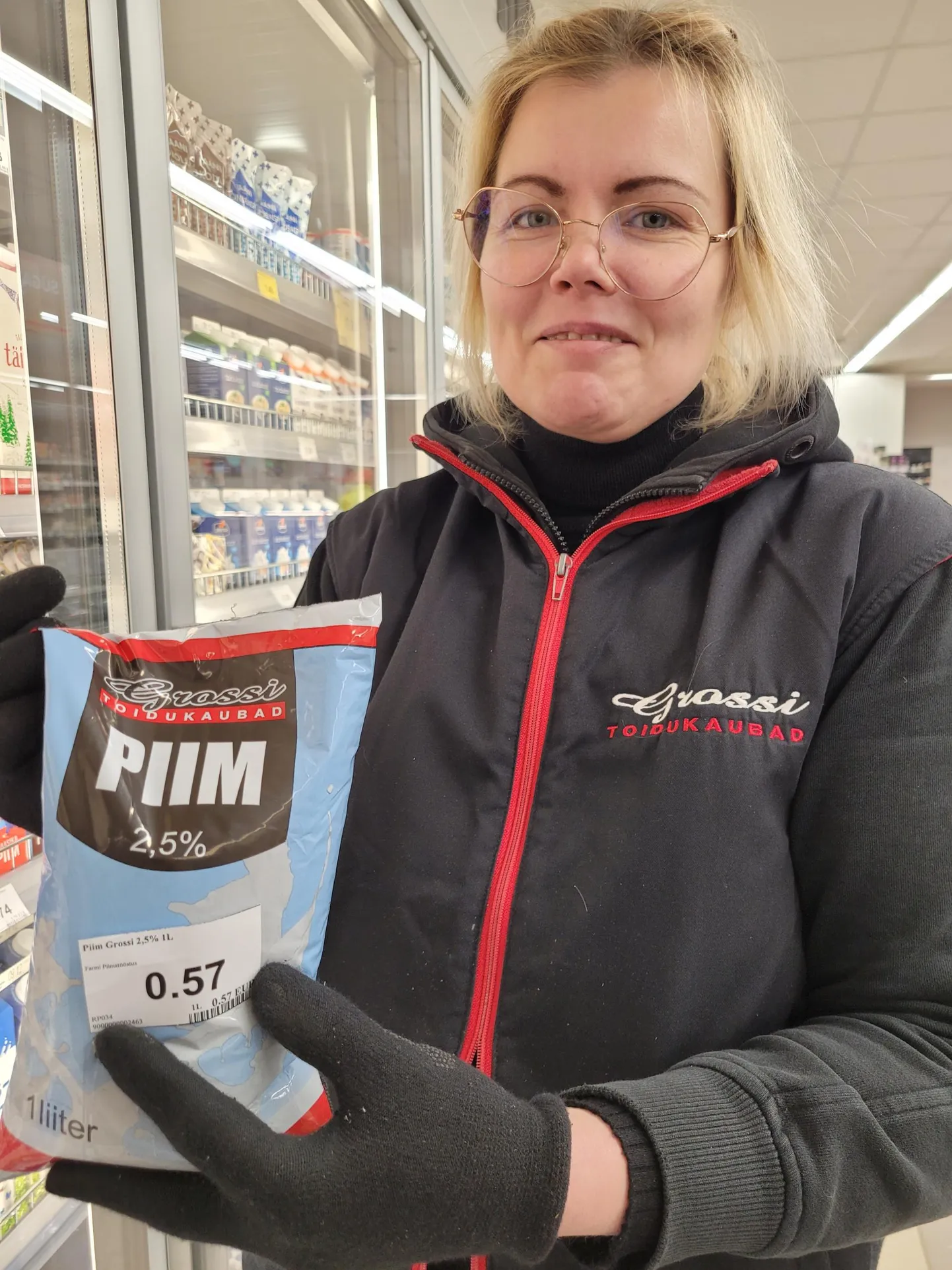 Viljandi Grossi poe piimaosakonna klienditeenindaja Annika Kiis hoiab peos linna odavaimat piima. Sama hinnaga võib piima osta ka Rimist ja Maximast.