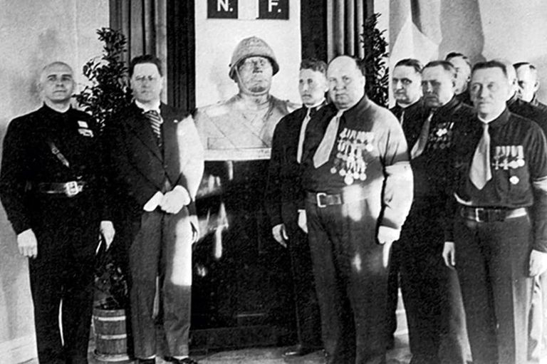 Soome Lapua liikumise esindajad poseerimas Mussolini büstiga.