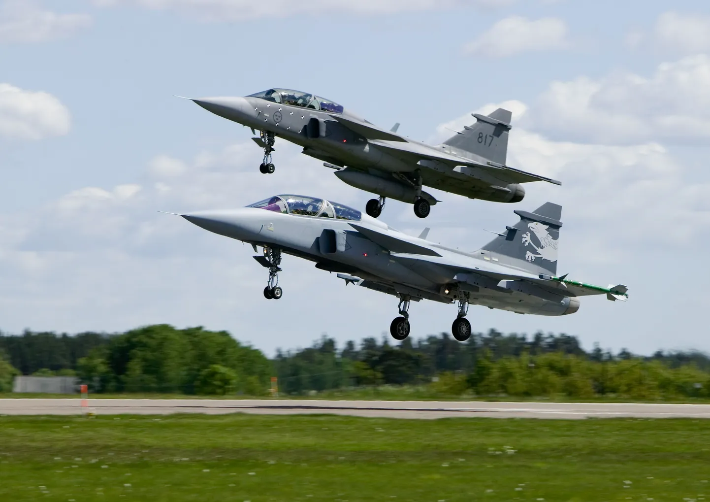 JAS 39D Gripen-hävitajad õhuturbeharjutusel.
