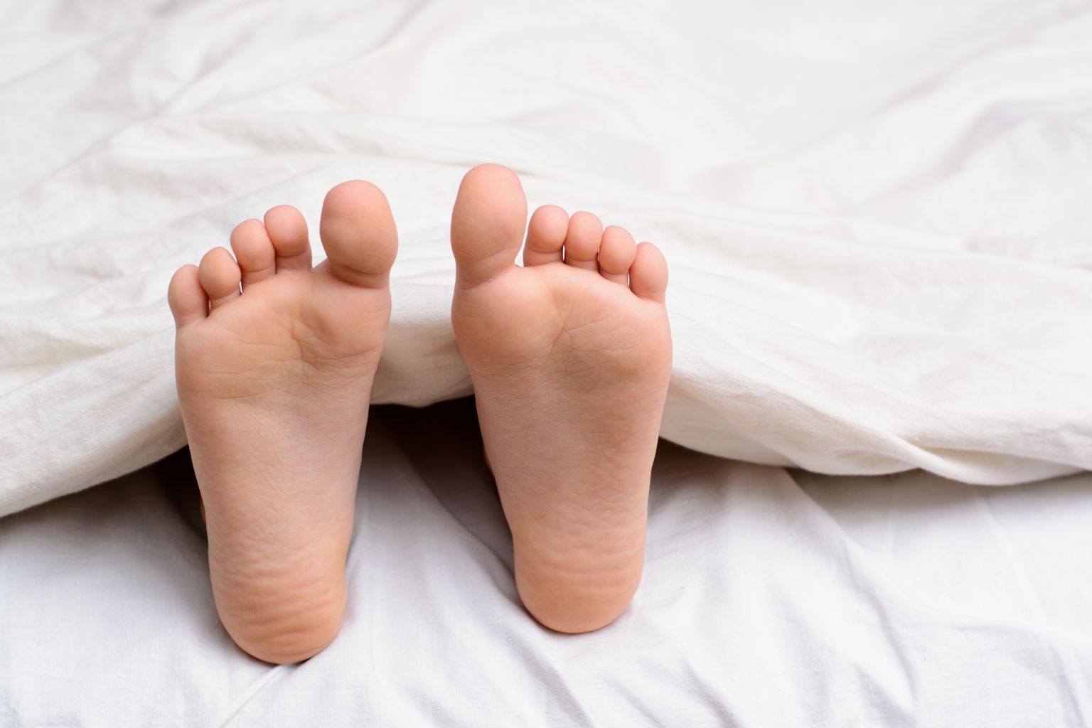 Во время сна ноги должны торчать из-под одеяла