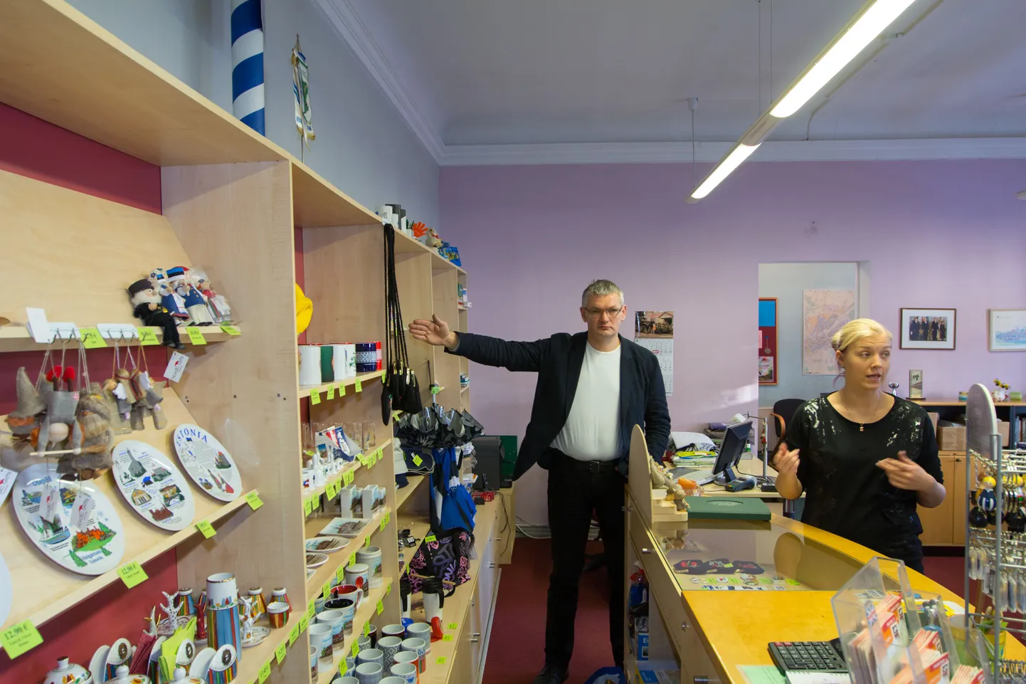 Valgamaa arenguagentuuri juht Rein Org ja turismi arenduskonsultant Kadi Ploom näitavad seina, mis külastuskeskuse väljaehitamise käigus lammutamisele läheb.