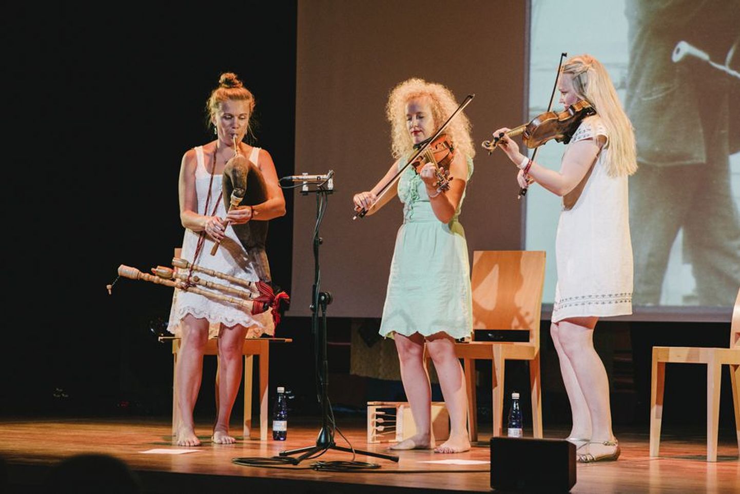 Torupilli Jussi Trio esituses kõlavad hoogsad tantsulood kunagise Hiiumaa torupillikuninga Jussi repertuaarist. Saja aasta tagust maailma taaselustavad viiulitel Karoliina Kreintaal ja Eeva Talsi ning torupillil Cätlin Mägi.