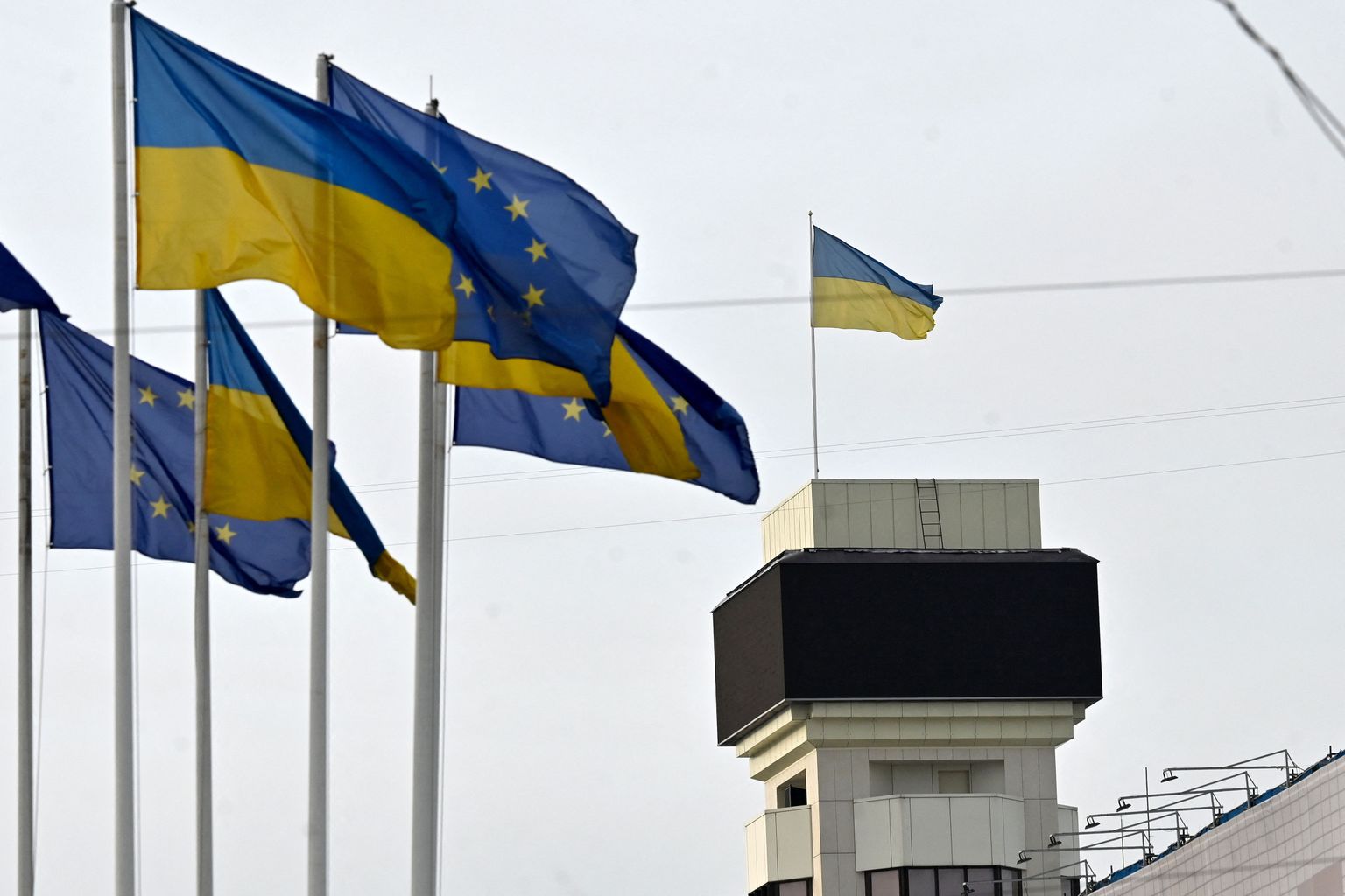 Ukraina ja ELi lipud Kiievi kesklinnas 11. jaanuaril 2023.