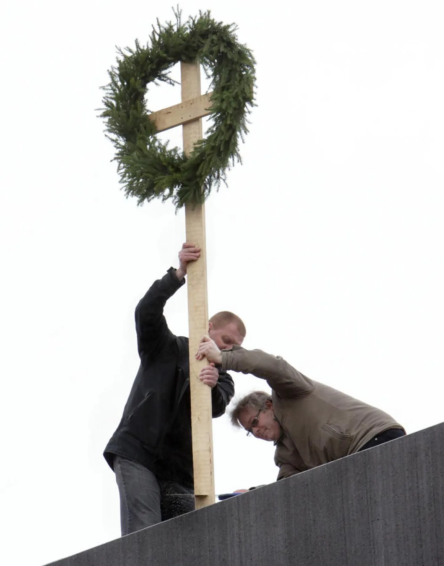 Projektijuht Andrus Simberg saeb sarikapärja jalga läbi.
