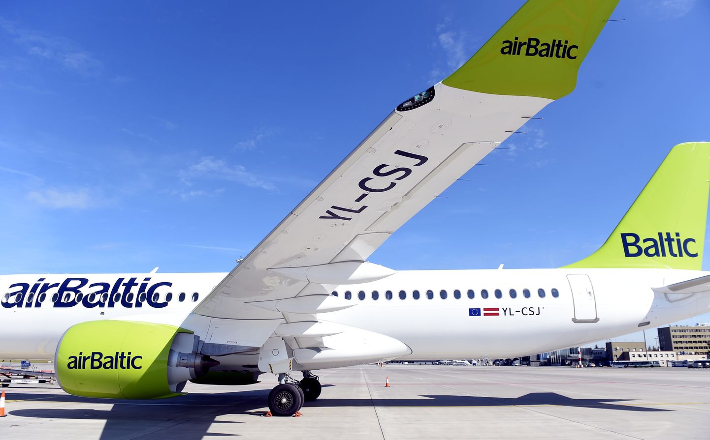 Nacionālās aviokompānijas "airBaltic" gaisa kuģis "Airbus A220-300" starptautiskās lidostas "Rīga" lidlauka teritorijā.