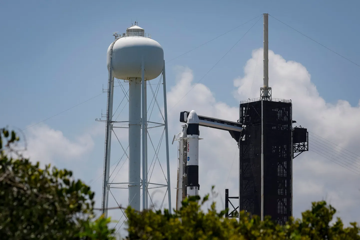 SpaceX-i Falcon 9 kanderakett koos Crew Dragon kapsliga on Kennedy kosmosekeskuses valmis Crew-7 stardiks.