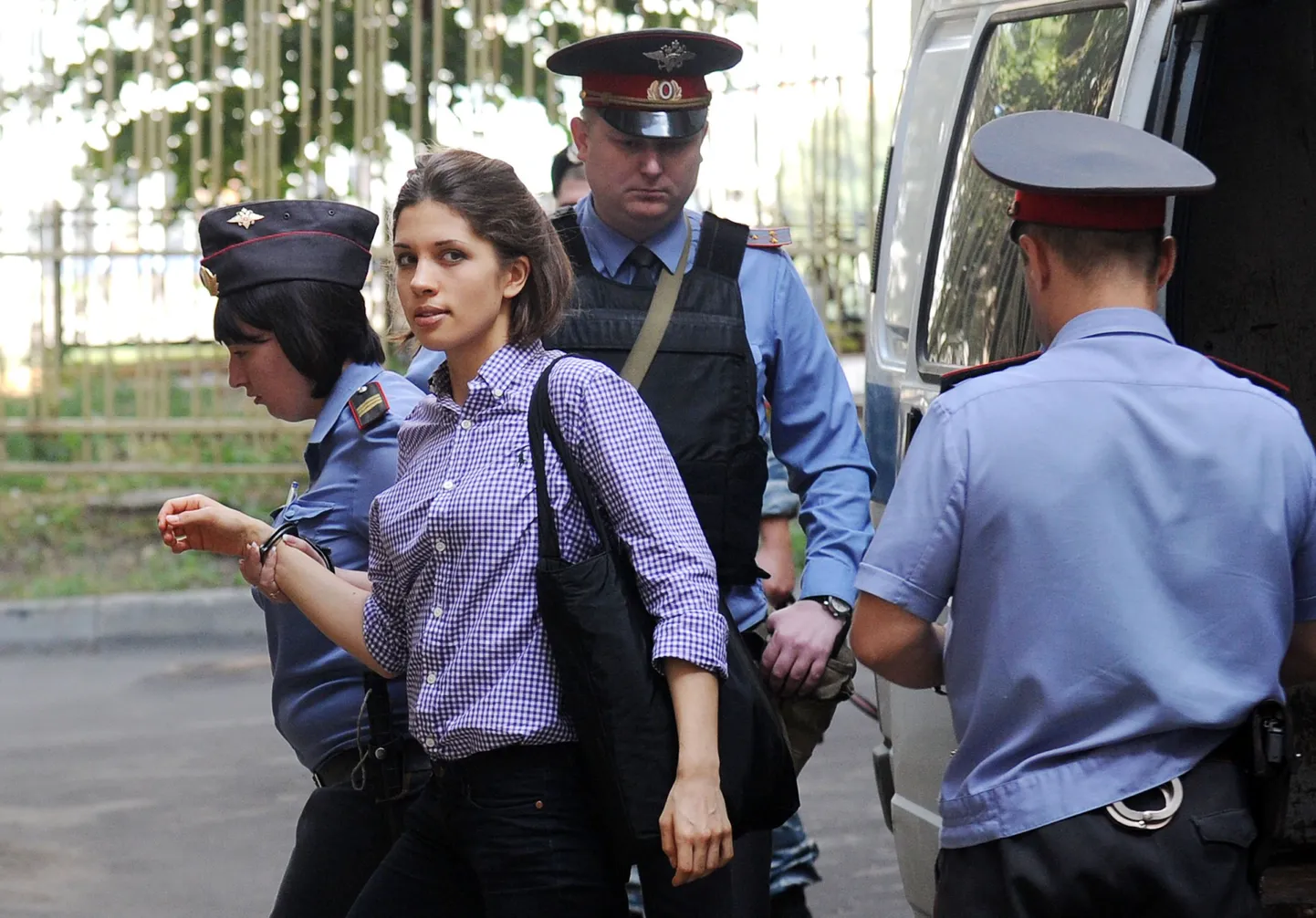 Pussy Rioti liige Nadežda Tolokonnikova täna politseinike saatel kohtusse saabumas.
