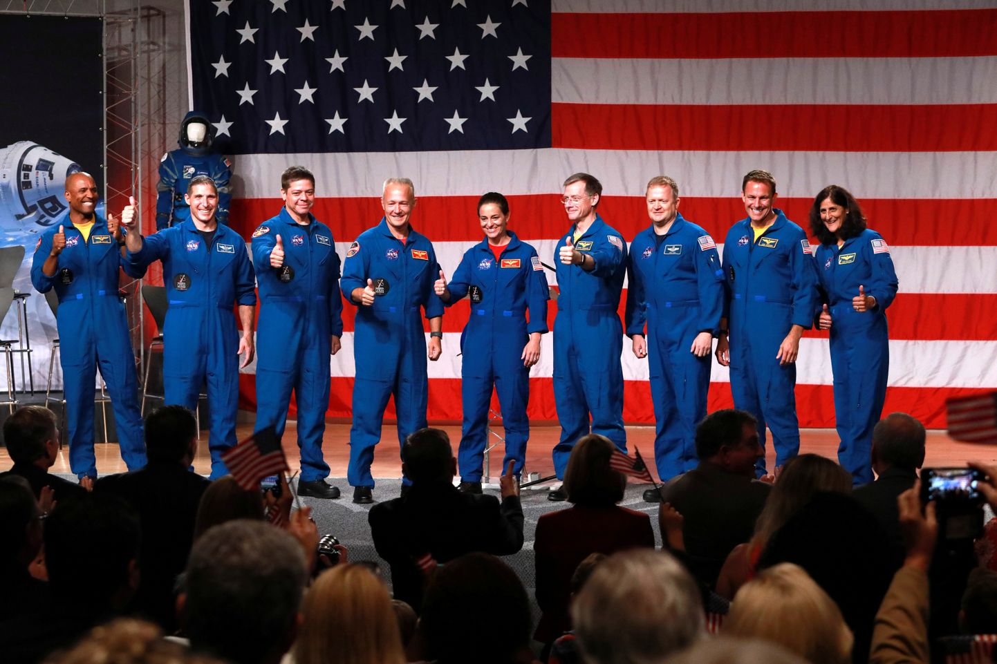 NASA avalikustas üheksa astronaudi nimed, kes lendavad järgmisel aastal orbiidile uute kosmoselaevadega.