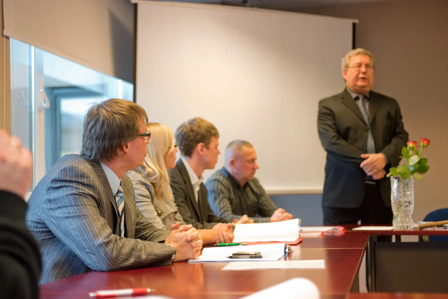 Kunda volikogu istung. Volikogu esimees Arvo Vainlo (seisab)lubas volinikele palju tööd.