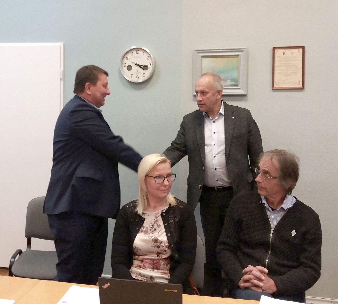 Leo Aadlit (vasakul) õnnitleb volikogu esimees Vello Väinsalu.