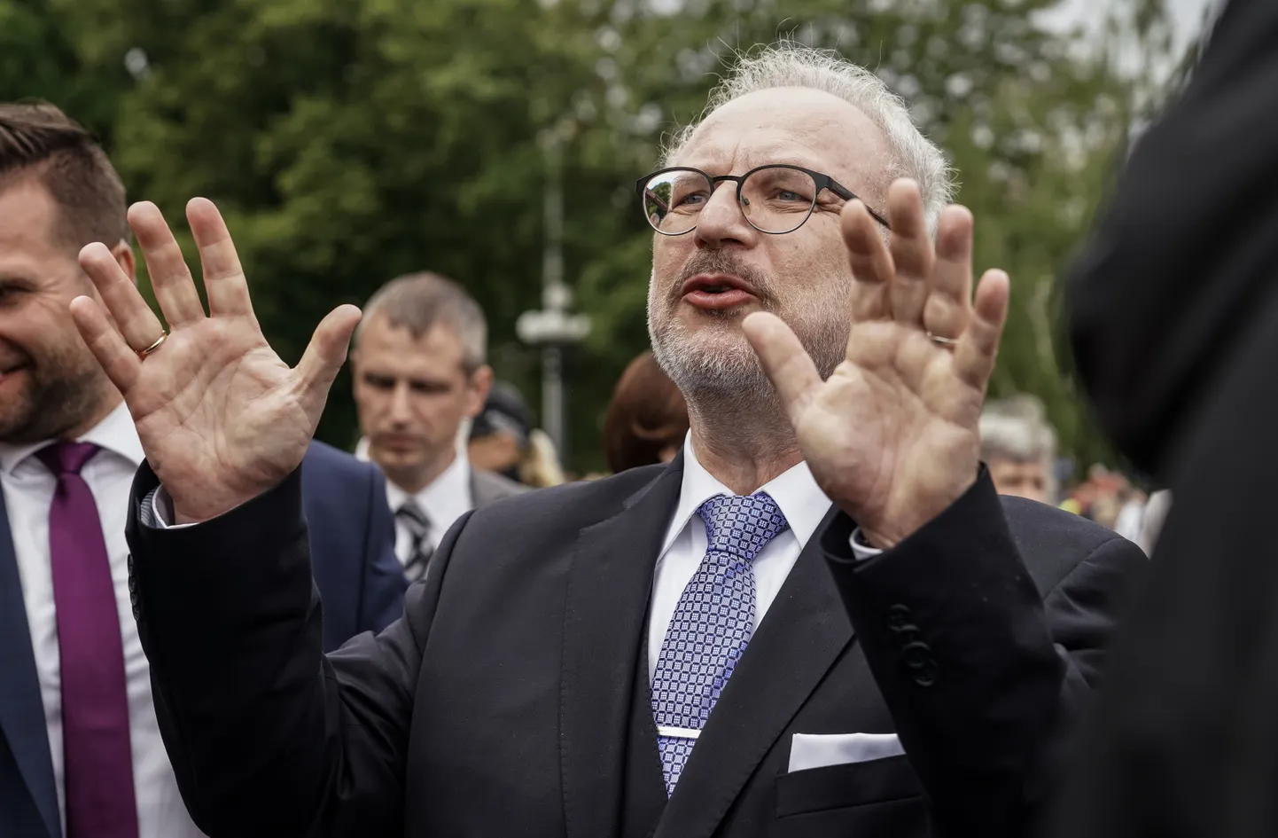 Värskelt presidendiks saanud Egils Levits rääkimas oma toetajatega, enne presidendivande andmist.
