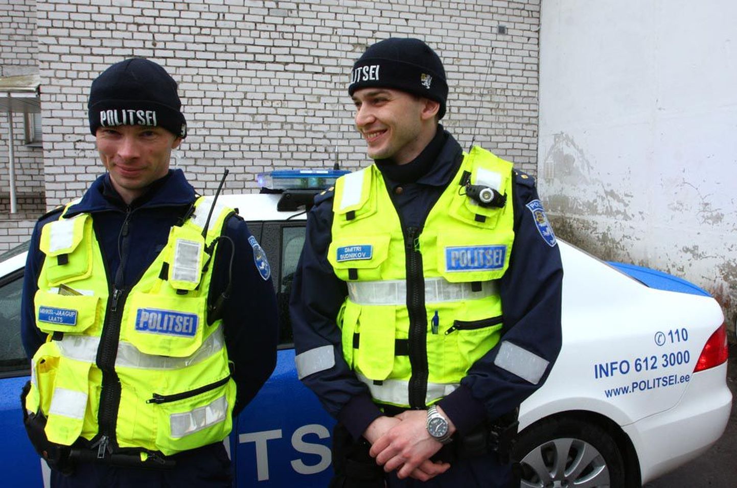 Ida-Harjumaa korrakaitsjad Mihkel-Jaagup Laats (vasakul) ja Dmitri Budnikov seisavad täisvarustuses Škoda patrullmasina ees. Meeste sihiks on näidata, et politseinik on ka inimene.