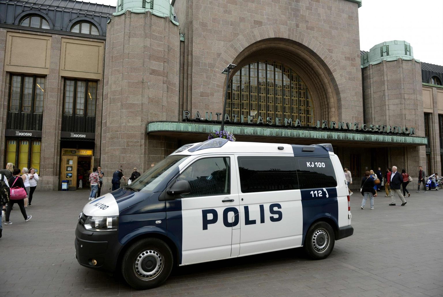 Soome politsei patrullimas läinud kümnendi keskpaigas Helsingi raudteejaama juures. 