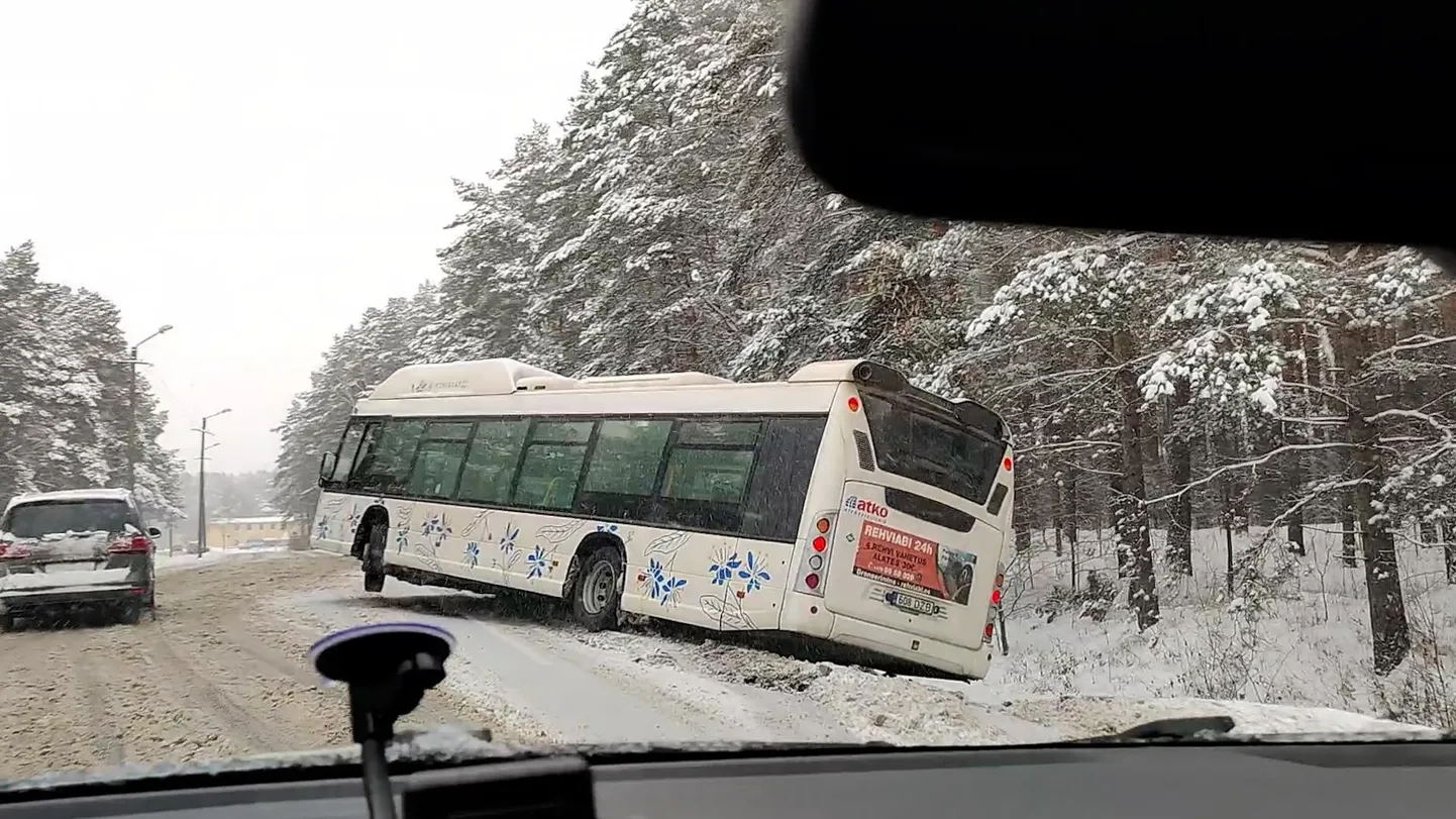 Pärnus Metsakalmistu lähedal vajus teelt välja liinibuss.