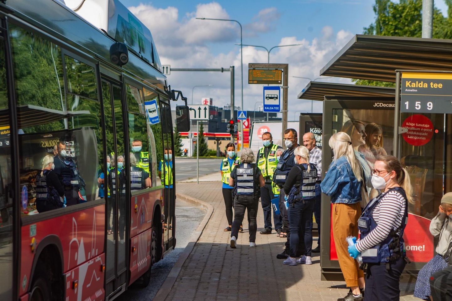 Eilsel kontrollkäigul pidasid ametnikud Kalda tee peatuses igat bussi kinni vaevalt minutiks.