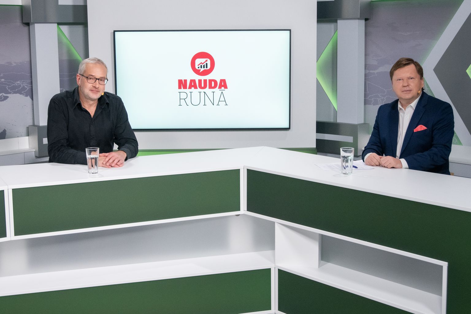 Žurnālists Jānis Domburs un TVNET moderators, Rīgas Ekonomikas augstskolas profesors Arnis Sauka