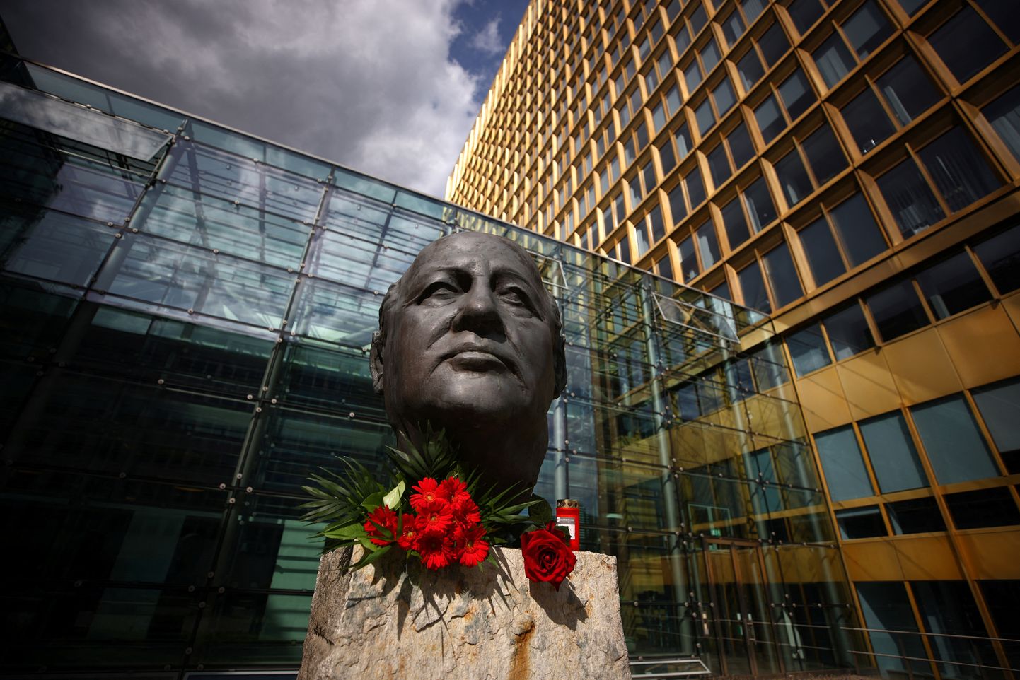 Pēdējā PSRS līdera Mihaila Gorbačova skulptūra Berlīnē, Vācijā.