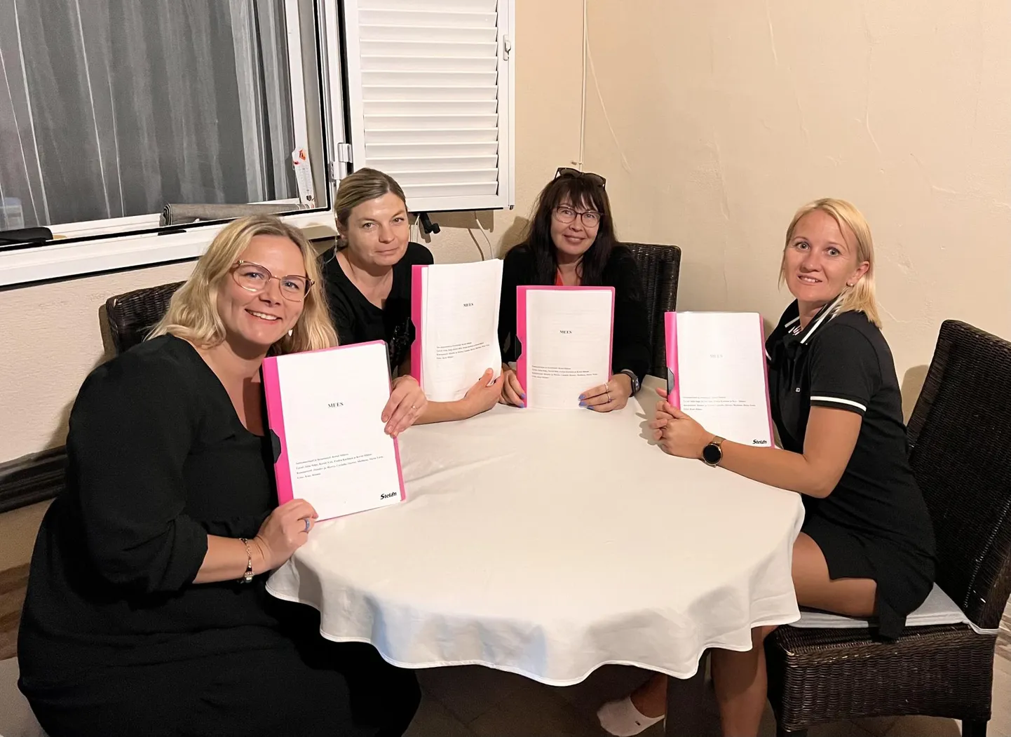 Seasaare teatri filiaal ehk (vasakult) Kersti Sillaots, Julia Selge, Evelyn Karlsson ja Kersti Sikk lavastuse «Mees» esimeses lugemisproovis.