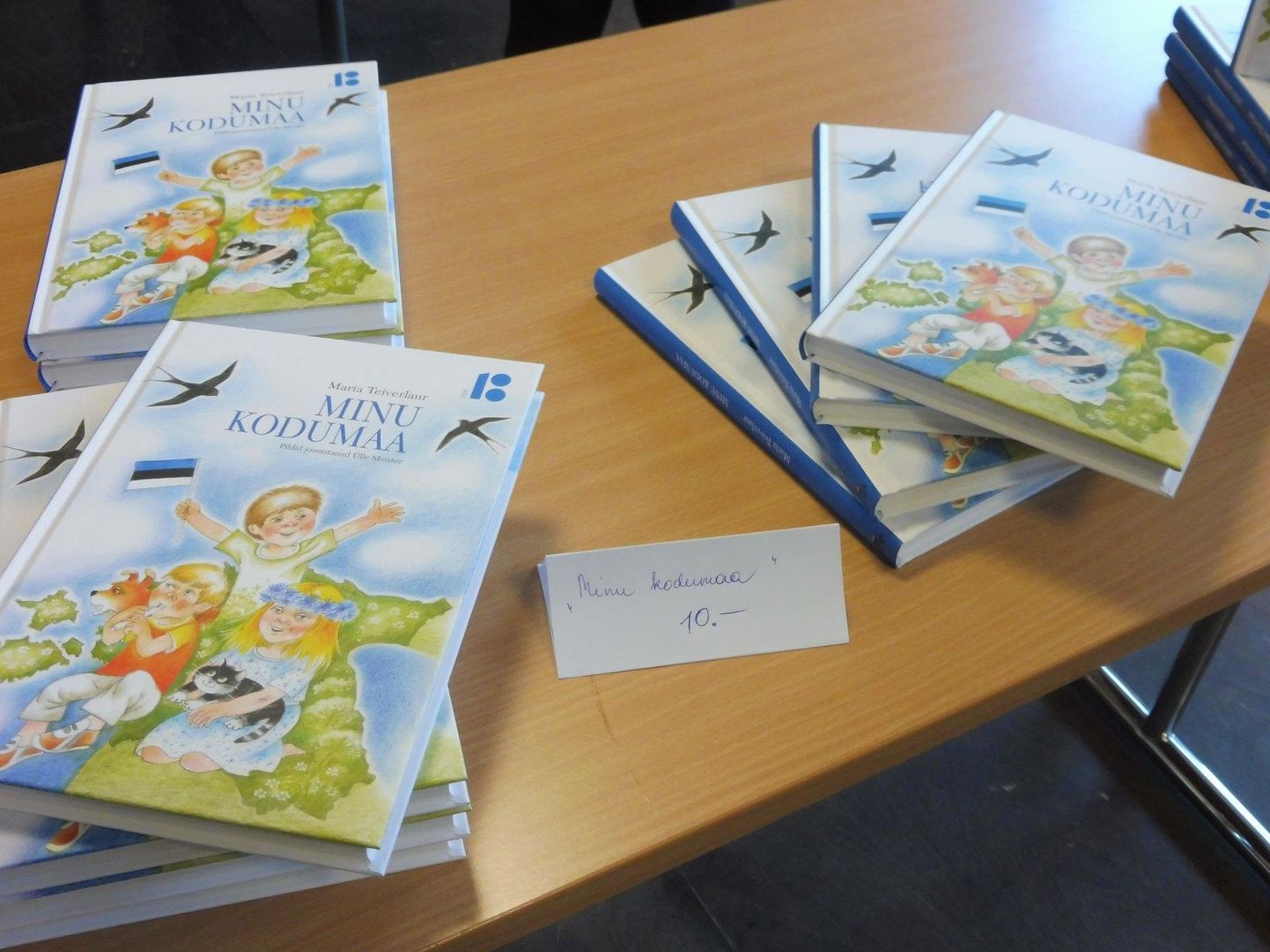 Raamatut «Minu kodumaa» esitleti Viljandi linnaraamatukogus.