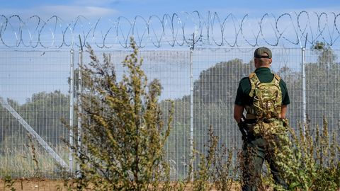 OHTLIK INTSIDENT ⟩ Migrante smugeldanud relvastatud isikud tungisid Valgevenest Läti territooriumile, ähvardasid sõjaväelasi ja varastasid piirikaameraid
