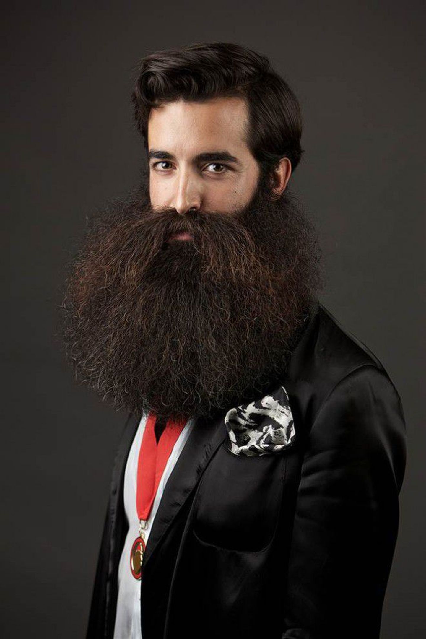 Мужчина с оригинальной бородой.