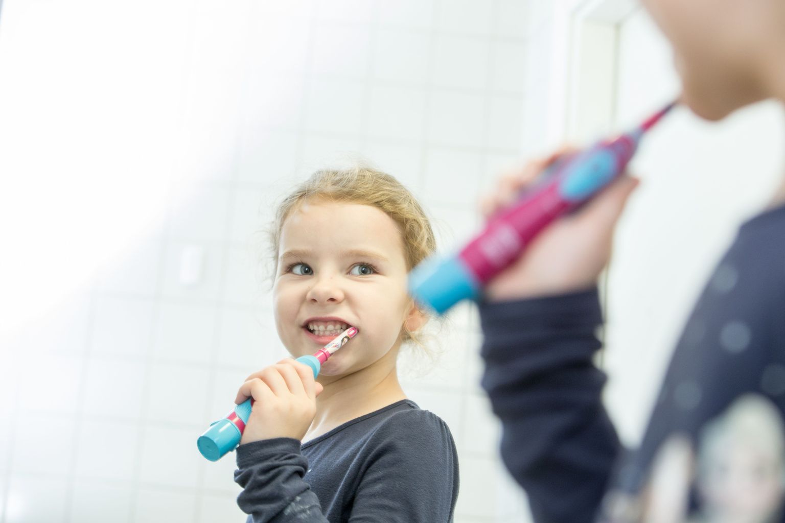 Kuueaastasele Kadrile meeldib elektrilise hambaharjaga märksa enam pesta kui tavalise hambaharjaga.