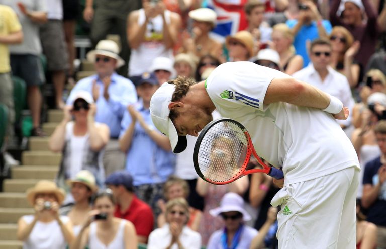 Kahekordne Wimbledoni meeste üksikmängu võitja (2013, 2016) Andy Murray kummardus kuningliku looži suunas. Foto: