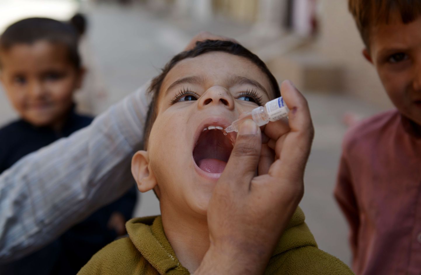 Pakistani poissi Sajjadi vaktsineeritakse lastehalvatuse vastu.