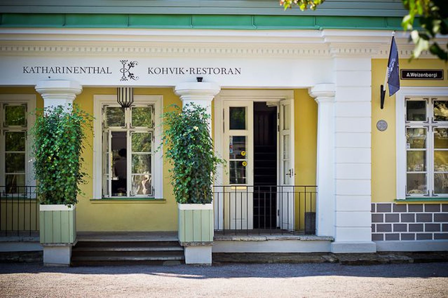 Katharinenthali kohvik asub Tallinnas Kadrioru pargis.