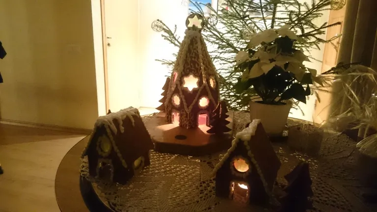 Tavo Ani meisterdatud kolm piparkoogimaja.