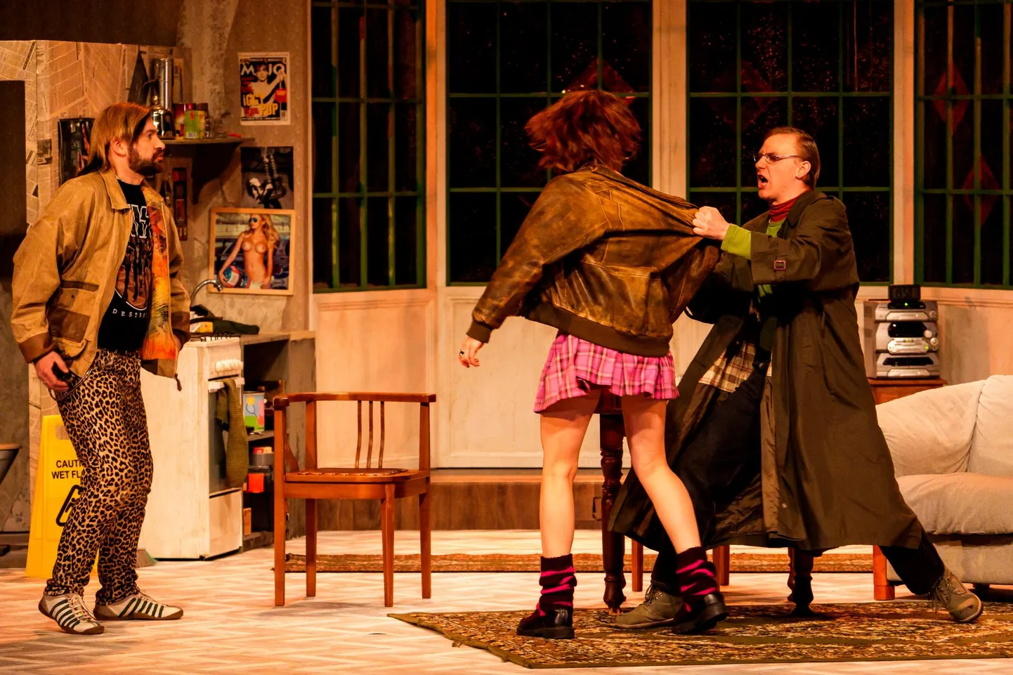 Tommy (Margus Grosnõi) juures varju leidnud Aimee (Laura Niils) on üles leidnud psühhopaadist Kenneth (Rainer Elhi).