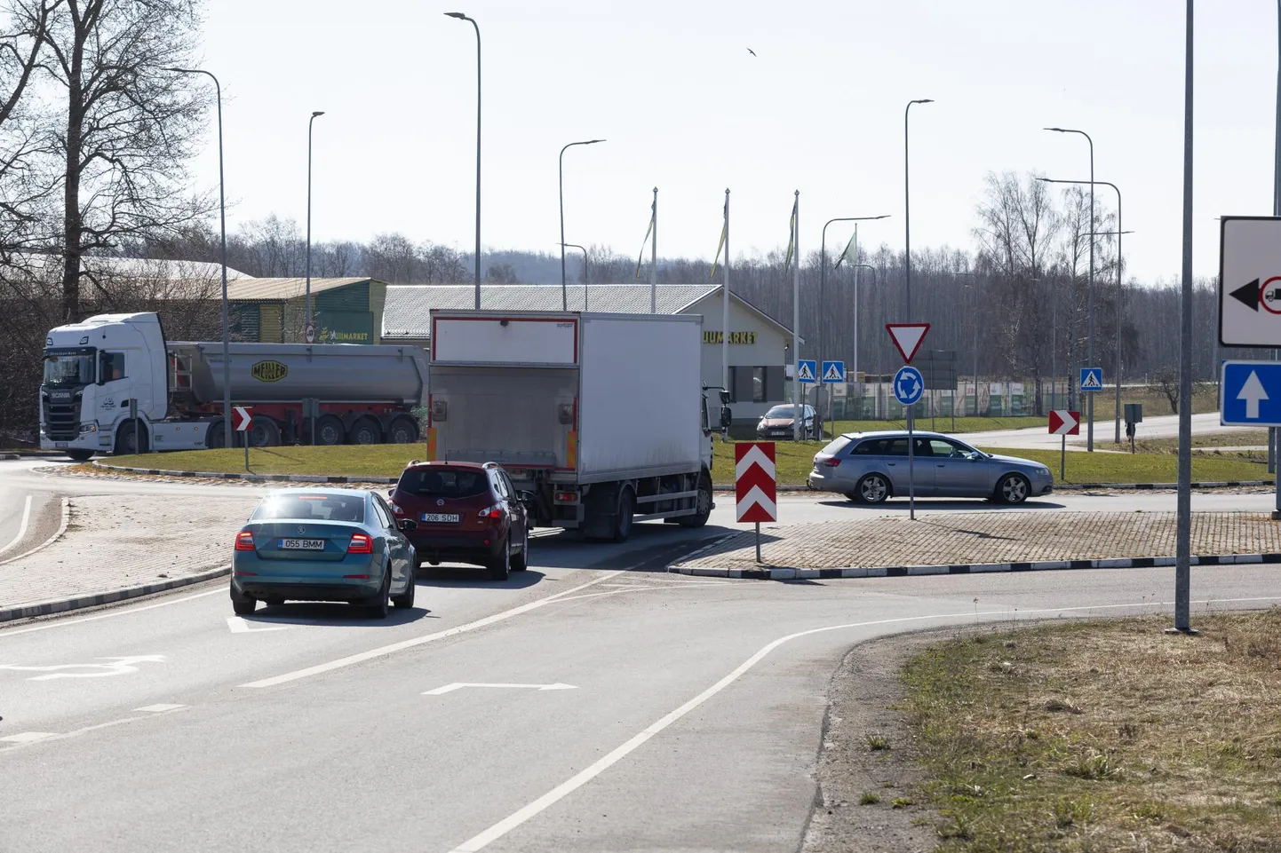 Ringristmikud on liikluskorralduslikult olulised, kuid kolonnidel või ülipikkadel veostel on nende läbimine keeruline.