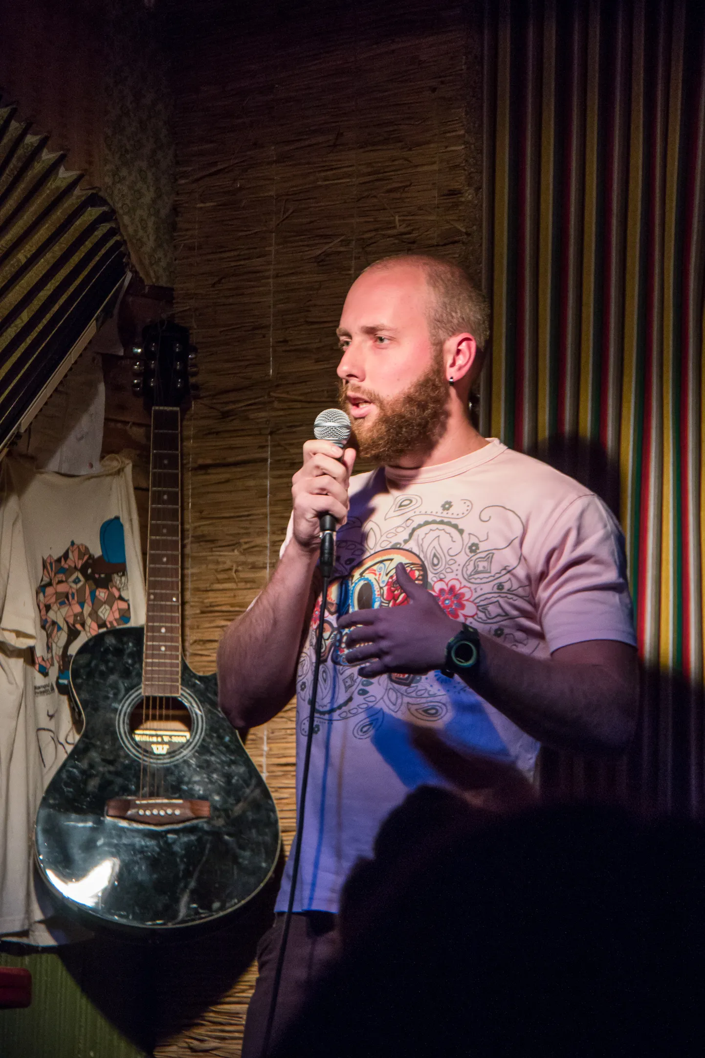 Stand-up-koomik Mikael Meema esineb Endlas.