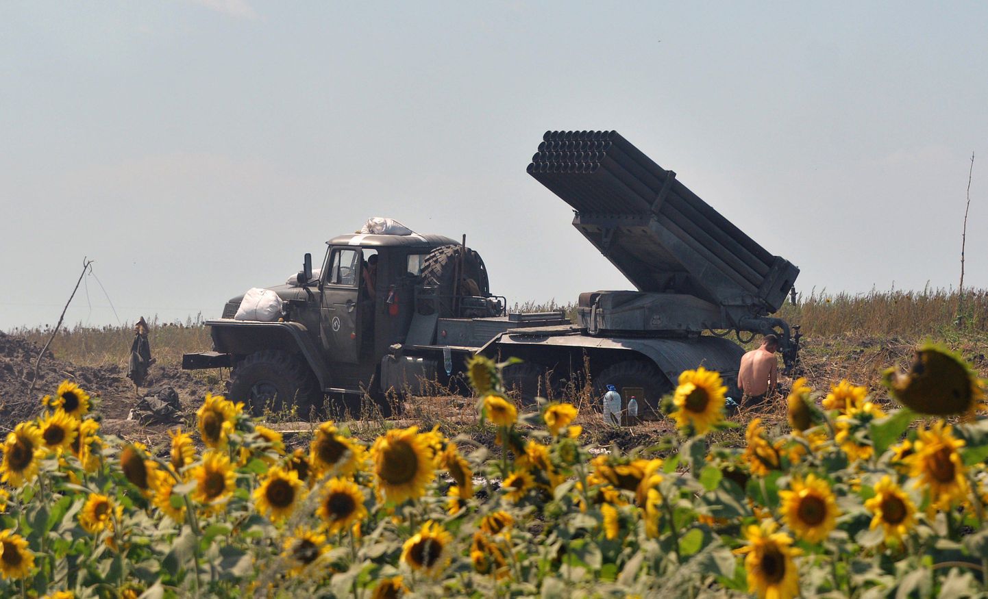 Ukraina sõdurid raketisüsteemi Grad juures.