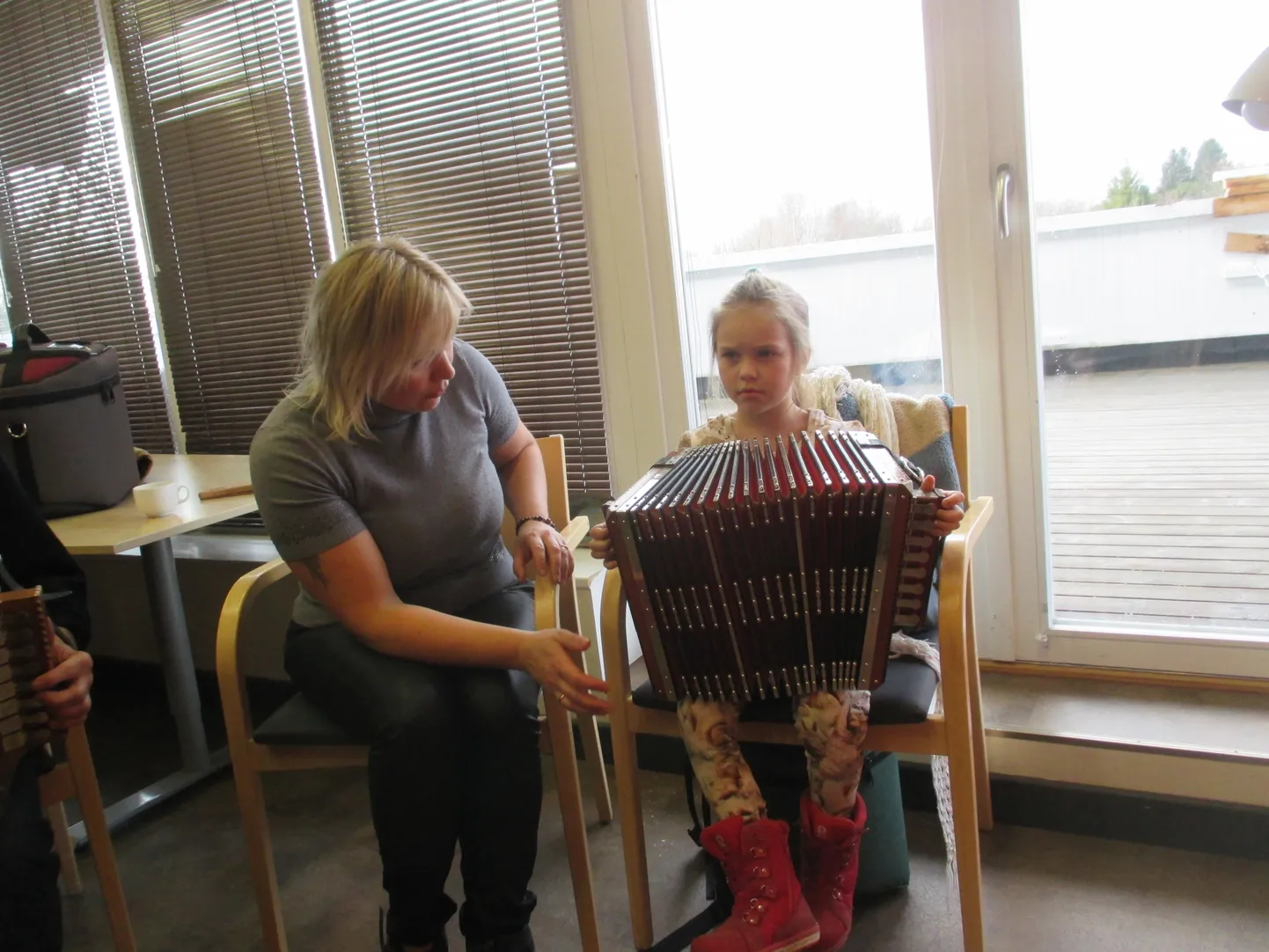 TULEVANE LÕÕTSPILLIMÄNGIJA. Karin Mihkelson Roobaka külast tuli Nasvale
lõõtspillimängu õppima koos kuue aastase tütrega, kellel samuti suur huvi
pillimängu vastu.