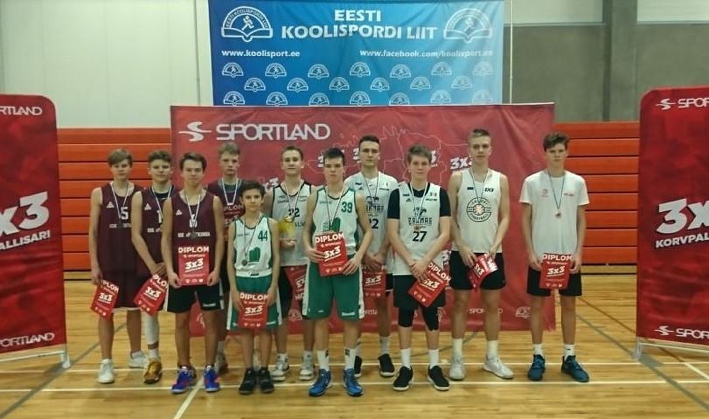 Kunda ühisgümnaasiumi poisid (vasakul punases) mängisid tihedas konkurentsis end Eesti Koolispordi Liidu 3x3-korvpalli festivalil põhikooli vanuseastmes teisele kohale.