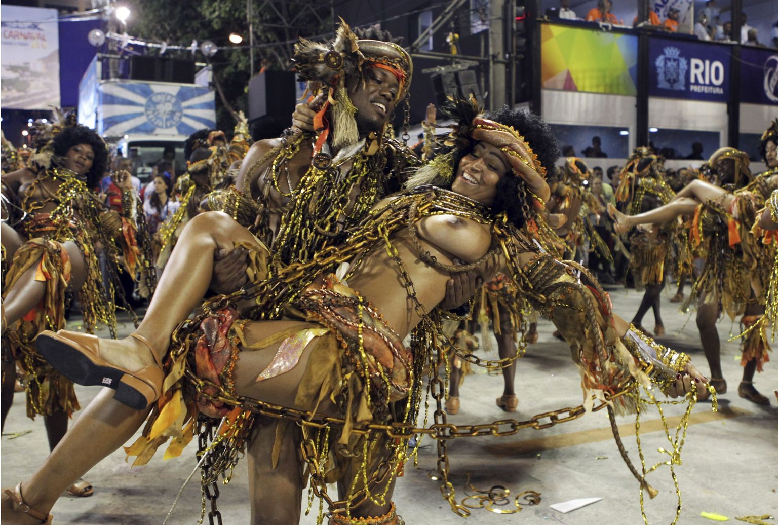 Beija-Flori sambakooli kasvandikud Rio karnevalil oma oskusi näitamas, iga-aastane suursündmus lõpeb homsel tuhkapäeval, mil usklikel algab ülestõusmispühadeni kestev suur paast.