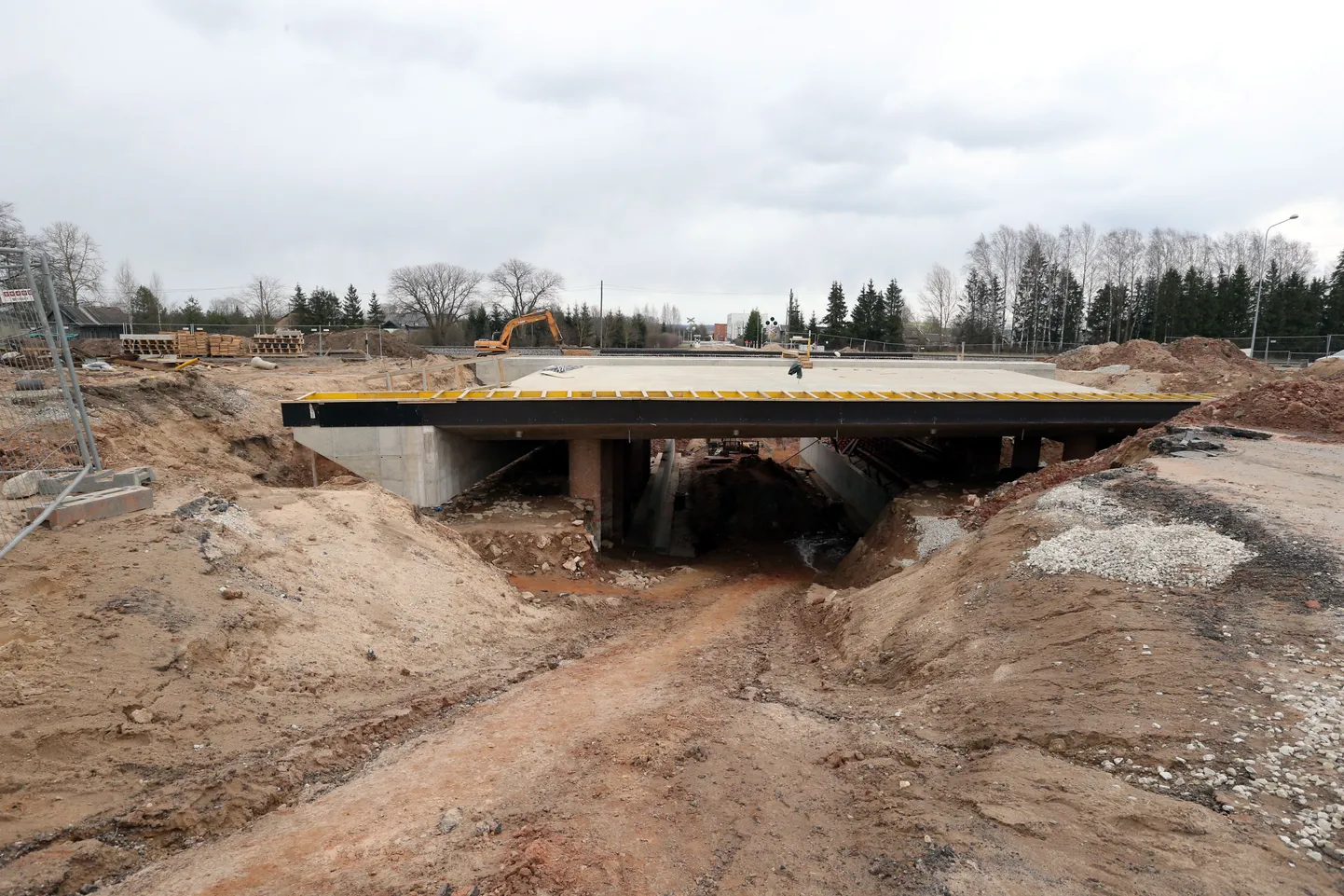 Tõrvandi ristmikule ehitati üksteisest 60 sentimeetri kaugusele kaks maanteeviadukti, mõlemale viaduktile tuleb kaks sõidurada.