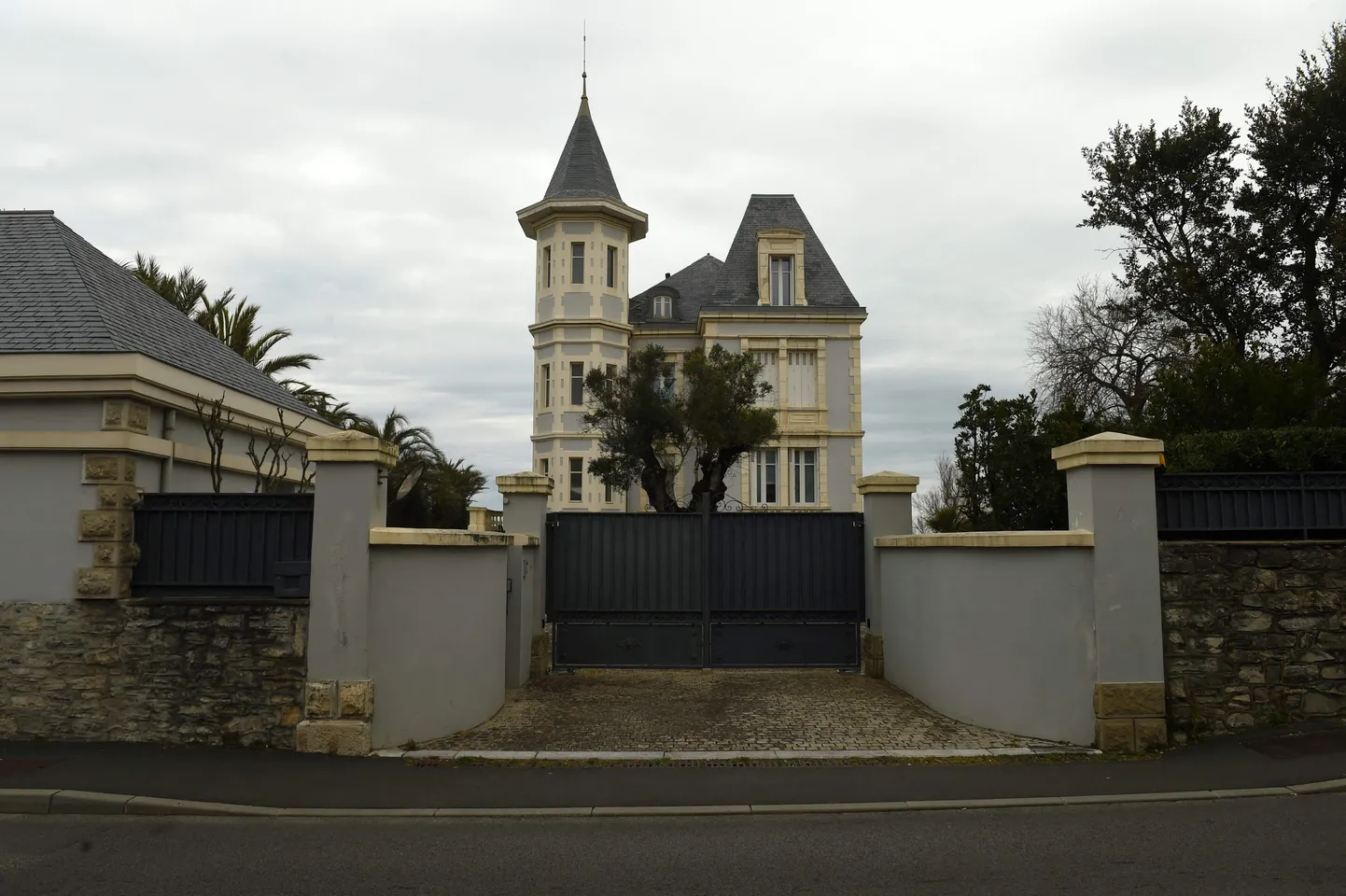 Villa "Alta Mira" Francijā, kas pieder Krievijas miljardierim, Putina meitas Katerinas Tihonovas bijušajam vīram Kirilam Šamalovam.