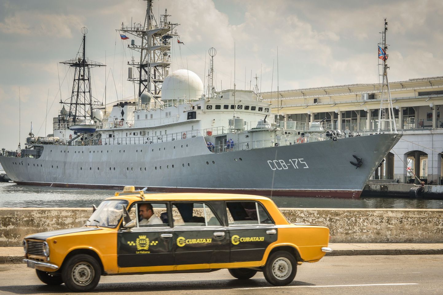 Luksuslik limusiintakso möödub Havanna sadamas Vene sõjalaevast Viktor Leonov 26. veebruaril 2014