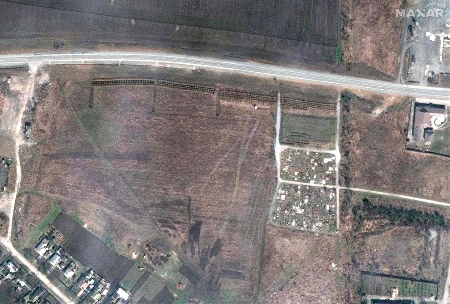 Maxari satelliidipilt Manhuši kalmistust, kus on tee äärde tekkinud uued suured kraavid.