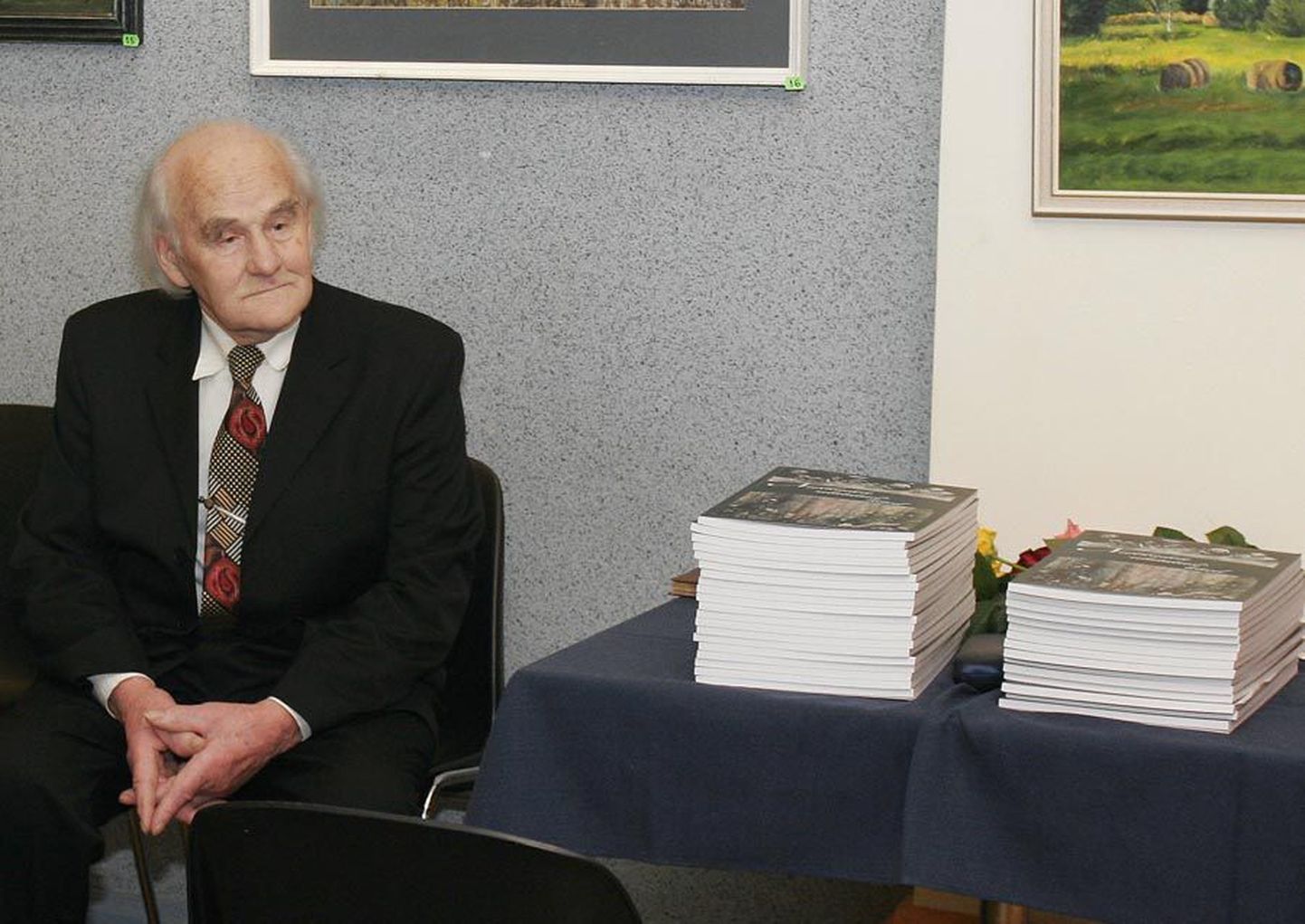 85-aastane Votele Kuusik heitis
kolmapäeval enne kutsutud
sõprade ette astumist pilgu oma raamatule, mille kokkupanekuks oli tal kulunud kaks aastat järjepidevat tööd.