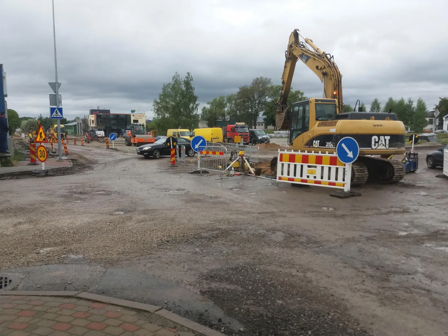 Pärast Jaama tänava remonti tekkis Jaama ja Võidu ristmikule väike trampliin.